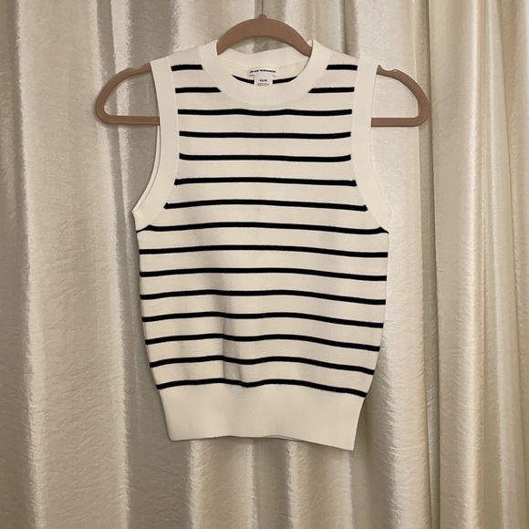 Club Monaco Tops - EUC Club Monaco Cropped Sweater /Tank Top. X Small